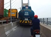 Xe bồn chiếm đường xe máy trên cầu Phú Mỹ