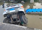 Tiền Giang: Sập cầu, xe tải chở 15 tấn lúa rơi xuống sông