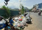 Dân bức xúc vì rác ùn ứ cả tháng trời