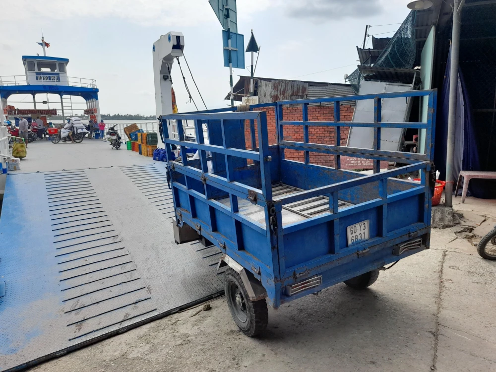 Xe 3 bánh xuống đò Bang Tra để được chở qua sông