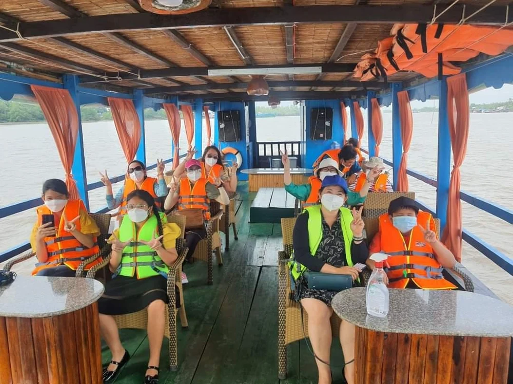 Du khách đi thuyền tham quan du lịch sinh thái ở tỉnh Bến Tre