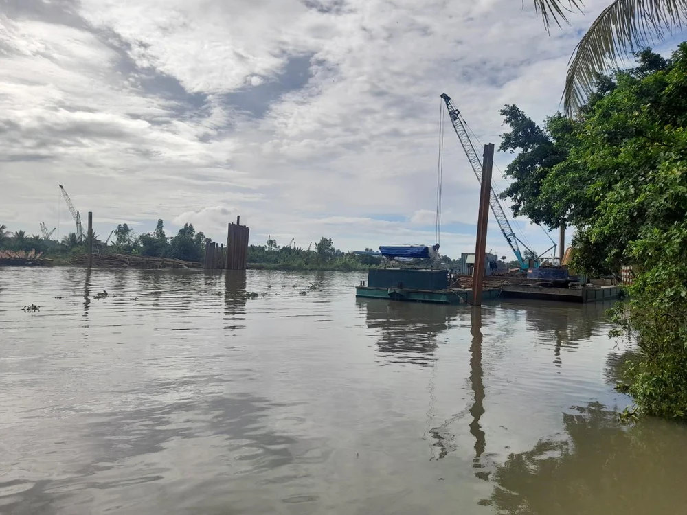 Luồng đường thủy kênh Nguyễn Tấn Thành sẽ được khôi phục sau khi tháo dỡ đập tạm xong