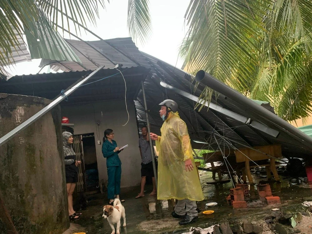 Sau cơn mưa nhiều ngôi nhà bị tốc mái
