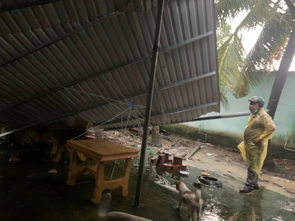 Nhiều nhà dân bị tốc mái sau trận mưa dông vào chiều 23-6