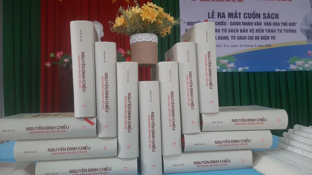 Ra mắt quyển sách Nguyễn Đình Chiểu- Danh nhân văn hóa thế giới. Ảnh: ĐH