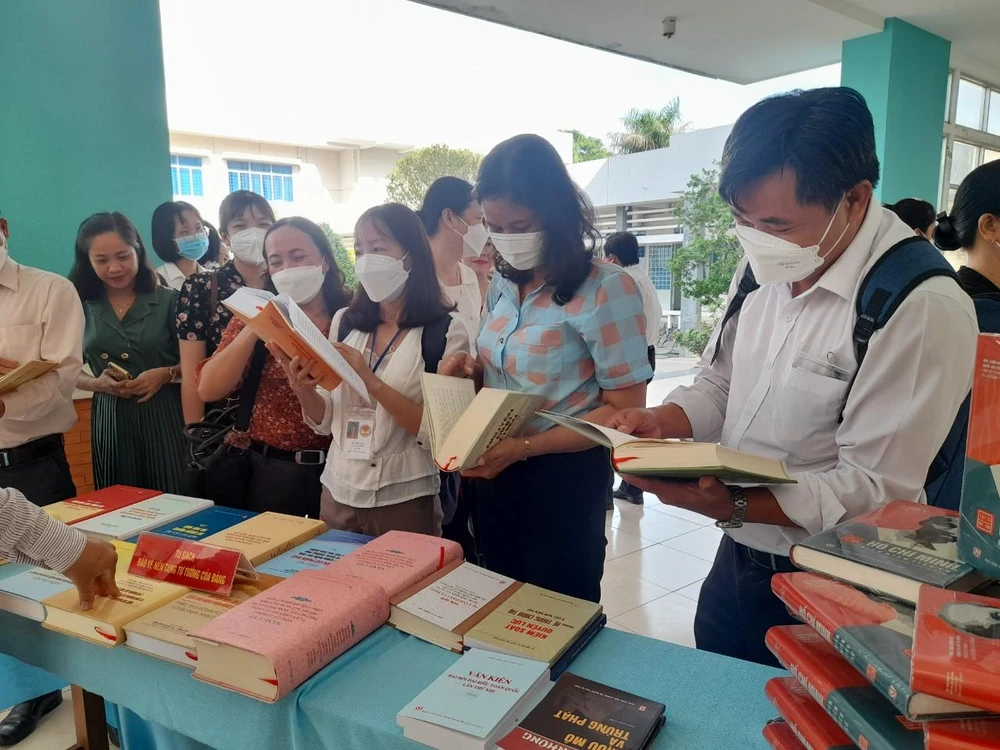 Các đại biểu tham quan tại lễ ra mắt sách. Ảnh: ĐH