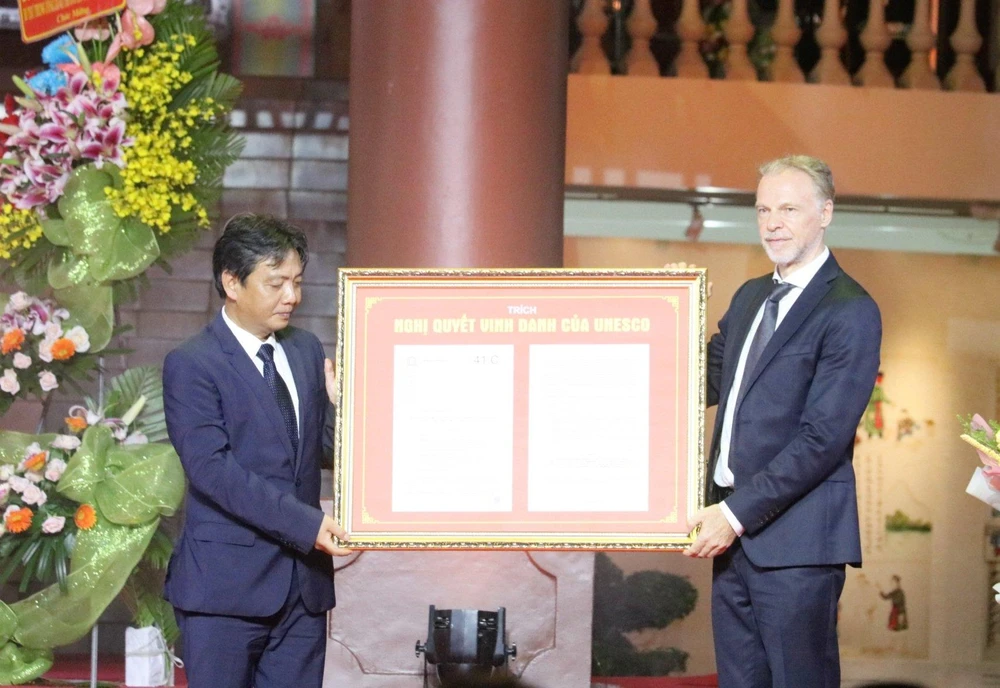 Đại diện UNESCO trao Nghị quyết công nhận Nguyễn Đình Chiểu là Danh nhân văn hóa thế giới