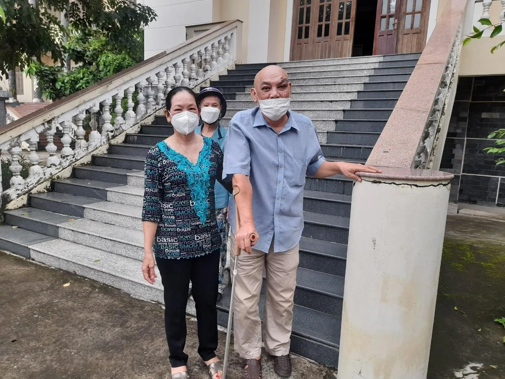 Ông Châu Ngọc Ngừng và người thân tại tòa phúc thẩm. Ảnh: ĐH