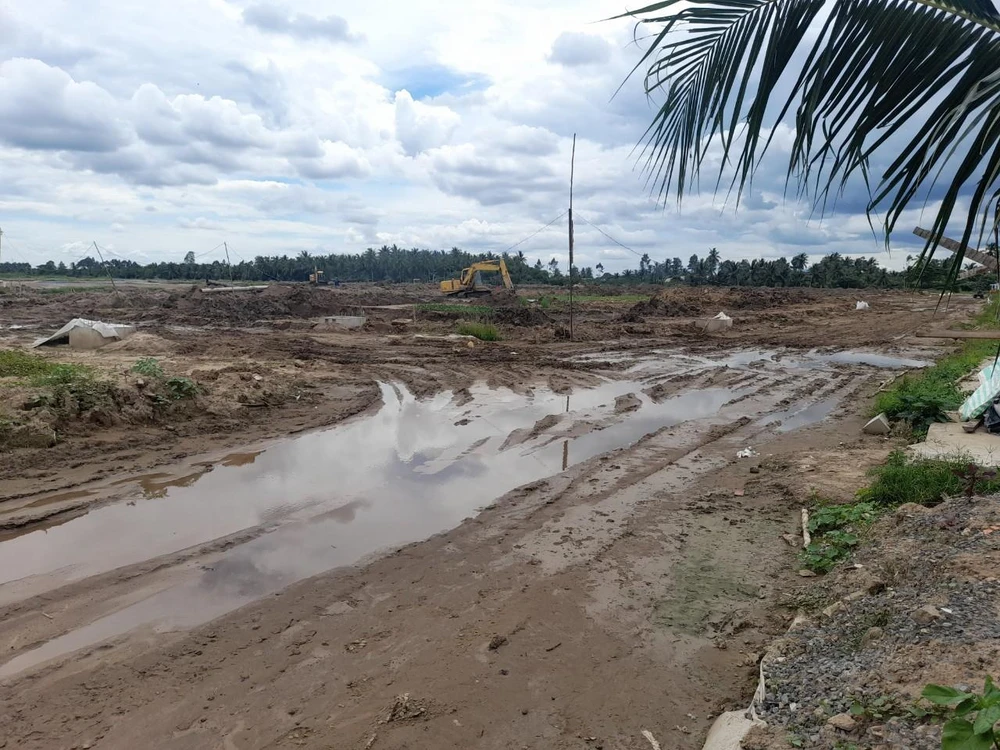 Hiện Bến Tre đang triển khai san lấp mặt bằng dự án khu tái định cư Khu công nghiệp Phú Thuận. Ảnh: Đ.HÀ