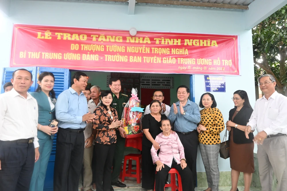 Bí thư Trung ương Đảng, Trưởng Ban Tuyên giáo Trung ương Nguyễn Trọng Nghĩa trao nhà tình nghĩa tại Tiền Giang. Ảnh: PV