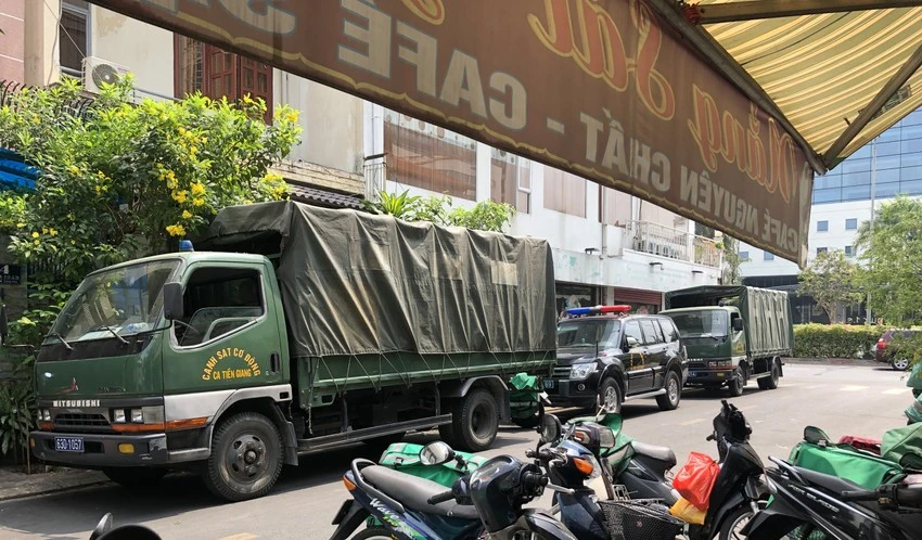 Xe công vụ của Công an tỉnh Tiền Giang đậu ở trụ sở công ty trong vụ khám xét, bắt giữ những người trong nhóm đòi nợ thuê. Ảnh: N.T