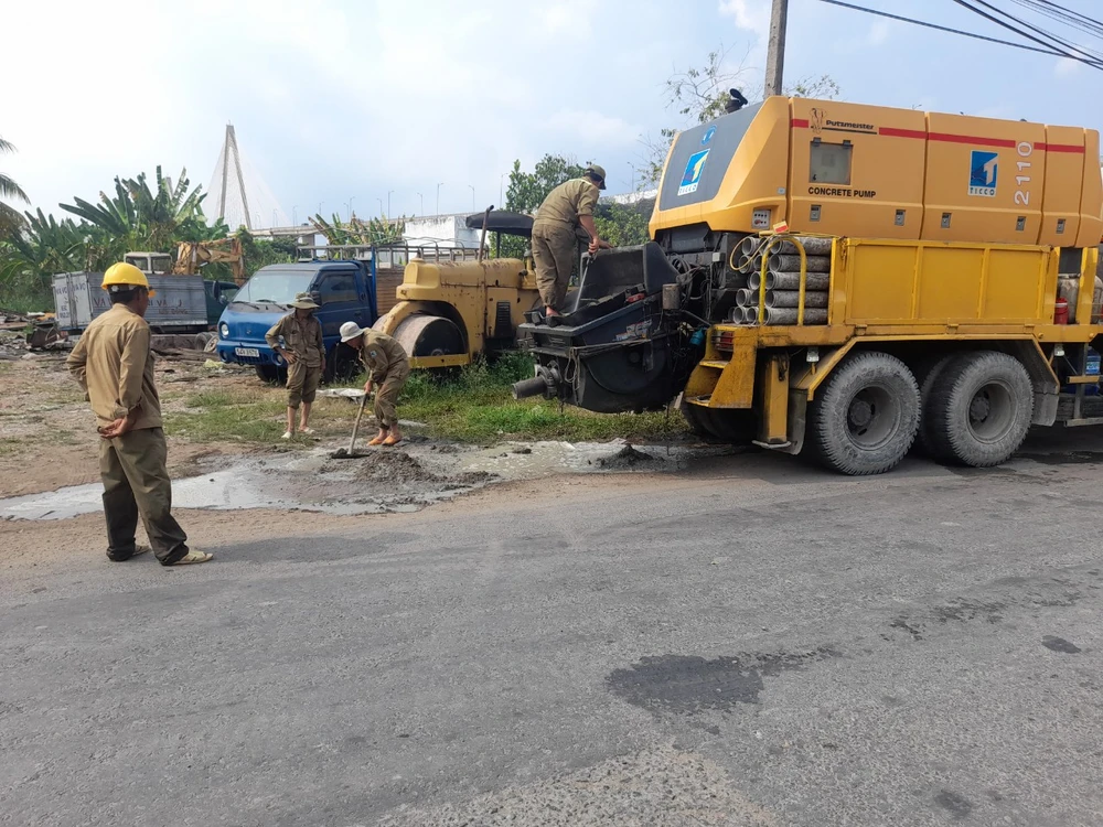 Xả bê tông còn ngang nhiên xả bê tông thừa, vệ sinh xe ven đường huyện lộ. Ảnh: PV