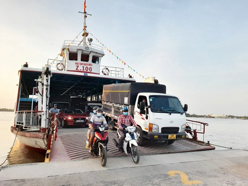 Bến phà tạm Rạch Miễu hoạt động hết công suất vào những dịp lễ, tết để "chia lửa" cùng cầu Rạch Miễu hiện hữu. Ảnh: PV
