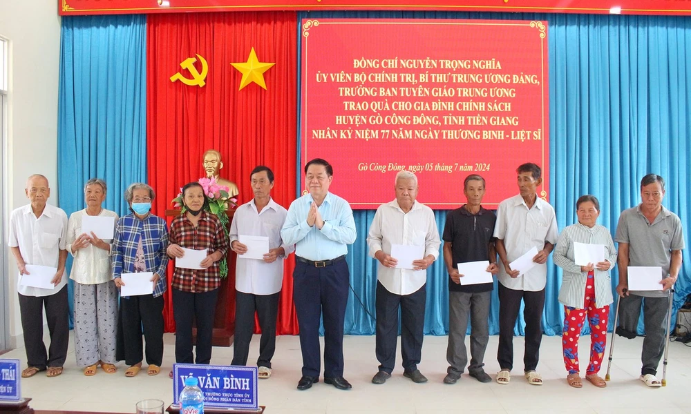 Trưởng Ban Tuyên giáo Trung ương thăm, tri ân gia đình chính sách dịp 27-7