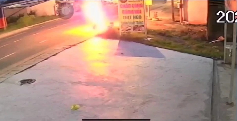 Một phụ nữ dừng xe trên đường, tưới xăng lên người tự thiêu