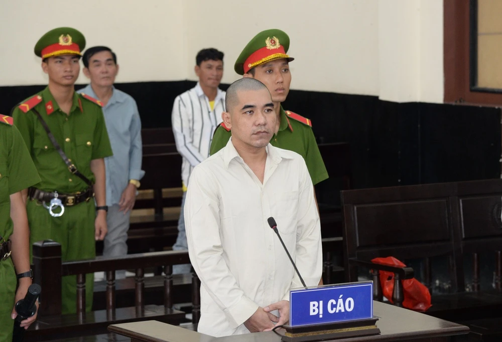 Lĩnh án tù vì cự cãi trong lúcCơn ghen bốc hoả khi thấy người mình yêu nắm tay người khác nhậu chung dùng dao chém người