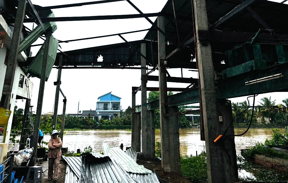 Mưa dông, lốc xoáy làm 86 căn nhà tại Bến Tre bị tốc mái