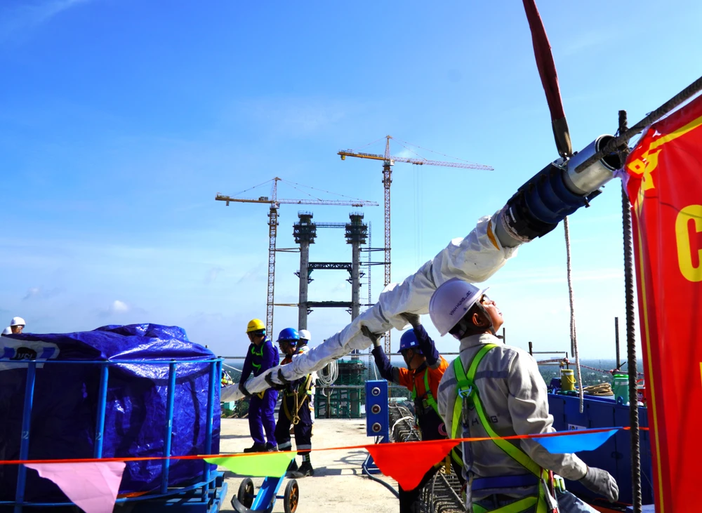 Sợi cáp dây văng đầu tiên được căng trên công trình cầu Rạch Miễu 2