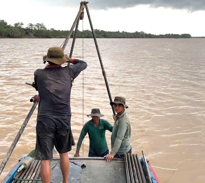 Nhà thầu khảo sát mỏ cát trên sông Ba Lai để phục vụ thi công cao tốc
