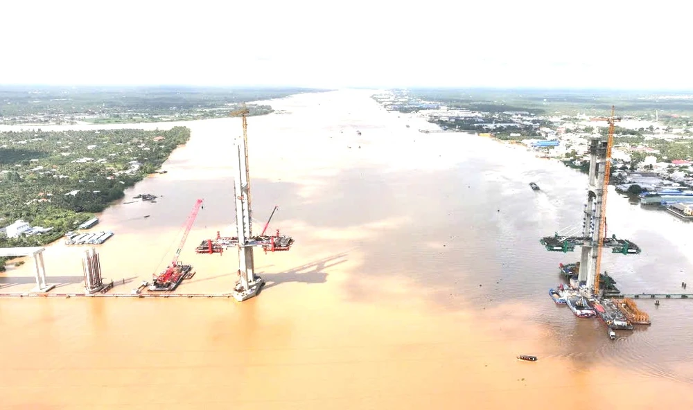 Dự án cầu Rạch Miễu 2 đạt tiến độ hơn 65%, thi công hoàn thành 2 trụ tháp dây văng