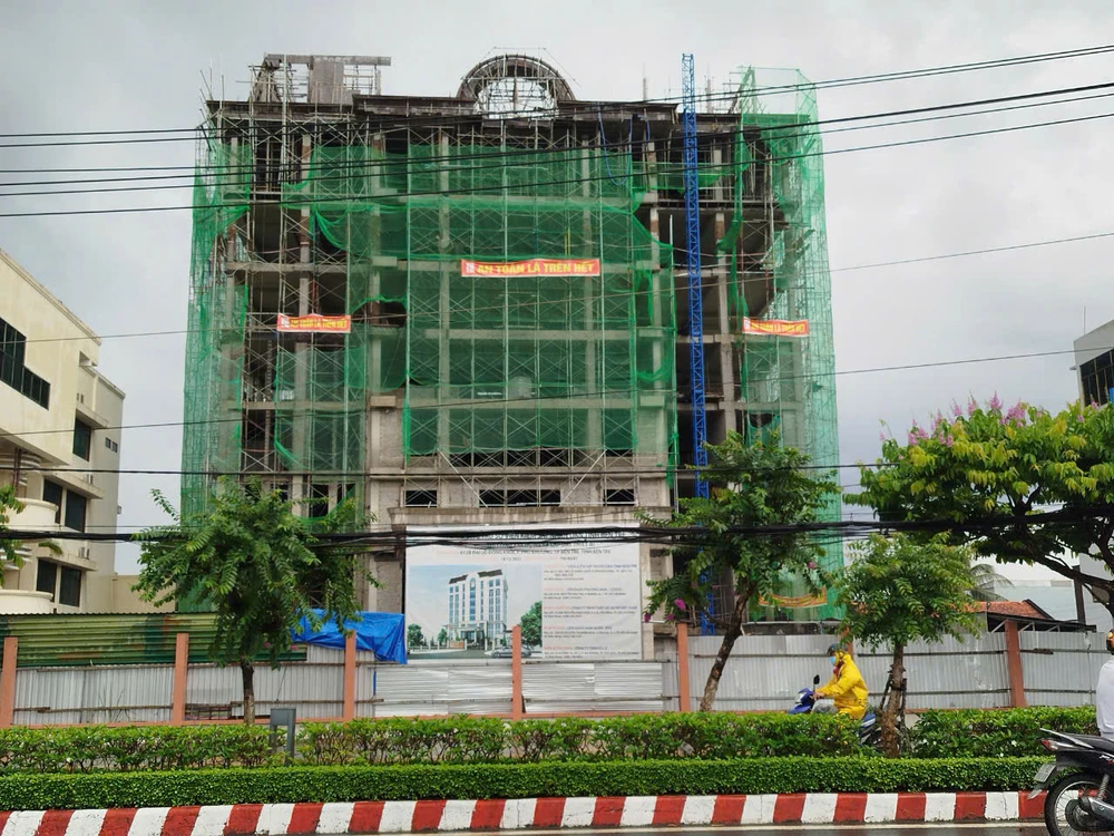 Điều tra vụ một công nhân rơi từ tầng 5 tại công trình xây trụ sở VKSND tỉnh Bến Tre