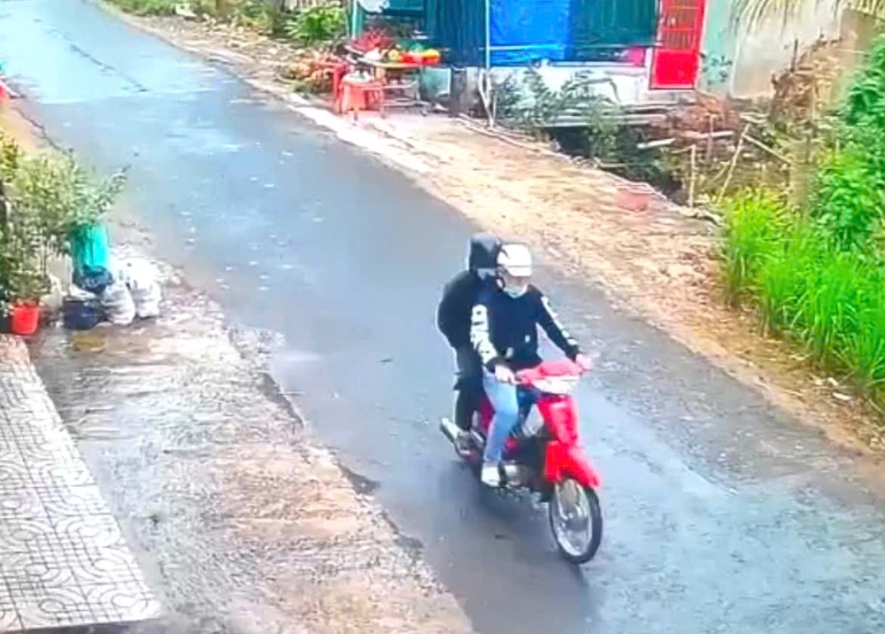 Hai nam thanh niên 18 tuổi tại Tiền Giang do nợ nần và cần tiền tiêu xài đã rủ nhau dùng búa đi cướp tiệm vàng, bị bắt giữ.