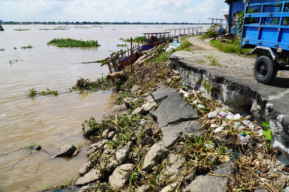 Tiền Giang: Hỗ trợ di dời 7 hộ dân tại khu vực bến phà Mỹ Thuận cũ có nhà bị đổ sụp xuống sông