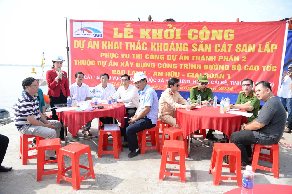 Tiền Giang: Bắt đầu khai thác mỏ cát trên sông Tiền phục vụ cao tốc Cao Lãnh - An Hữu