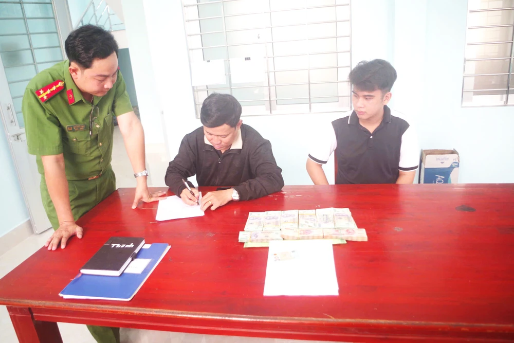 Nam sinh viên nhặt được 400 triệu đồng trả lại cho người đánh rơi