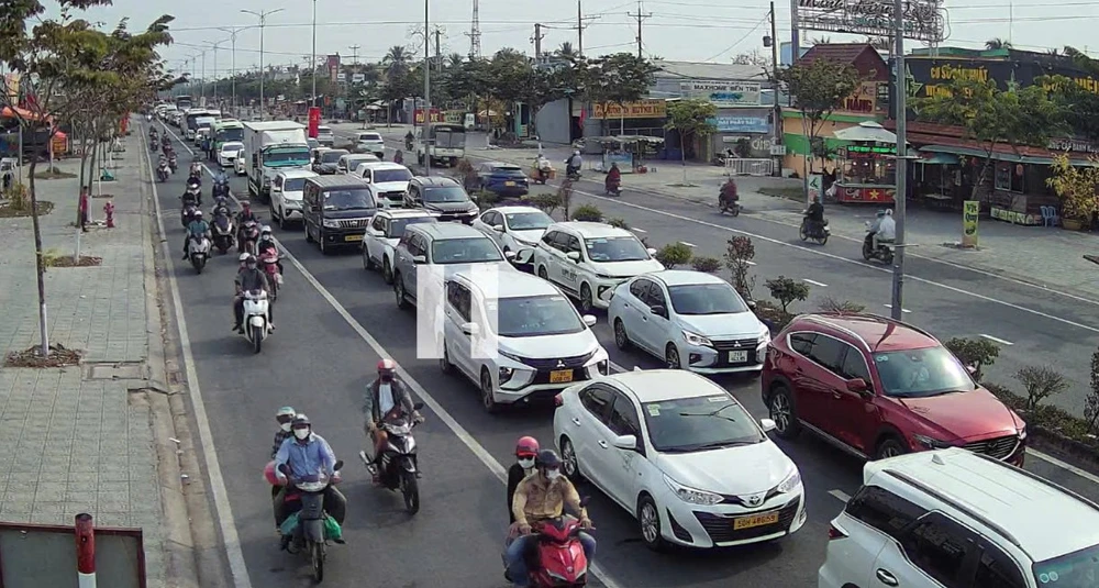 Chiều Mùng 4 Tết, CSGT liên tục điều tiết cho lưu thông 1 chiều trên cầu Rạch Miễu