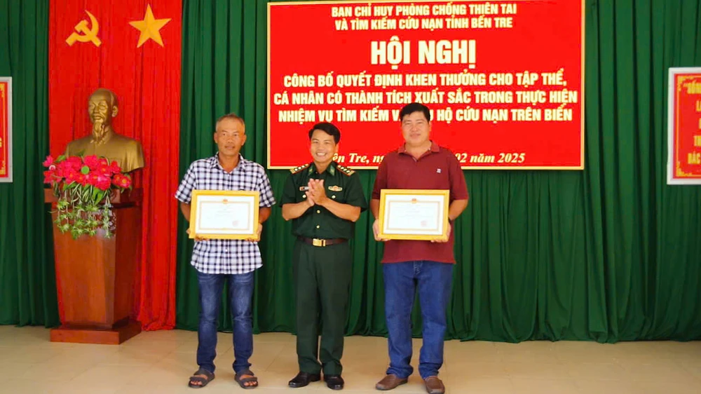 rao khen thưởng cho các thuyền viên cứu hộ 5 thuyền viên tàu cá nước ngoài trôi dạt trên biển. Ảnh: BĐBP