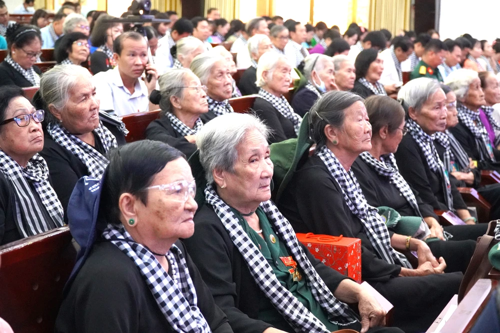 Doi-quan-toc-dai (1).JPG