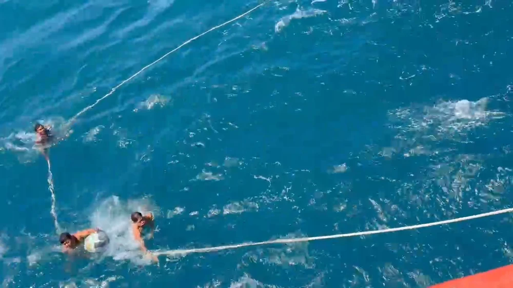 Bến Tre: Bộ đội Biên phòng Cửa khẩu Cảng Giao Long cứu nạn 11 thuyền viên gặp nạn trên biển