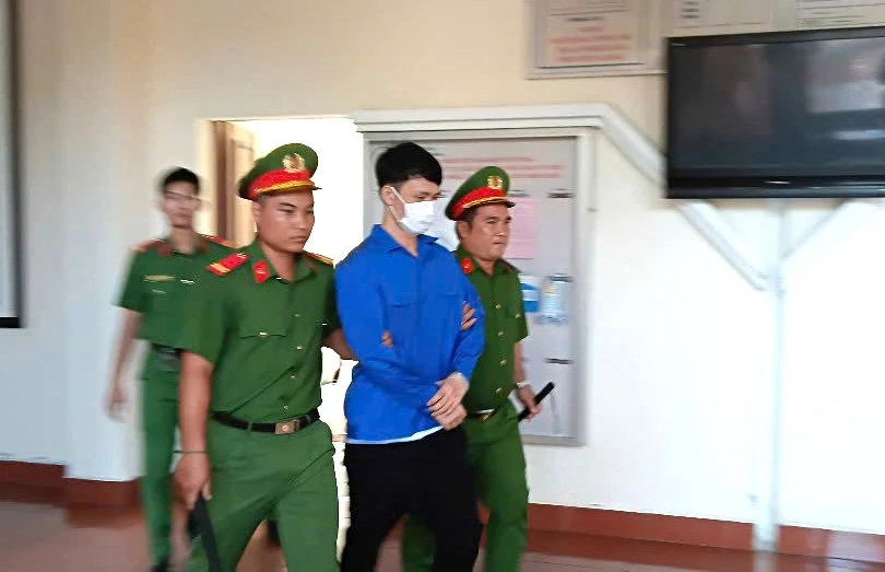 Bị cáo Ngô Minh Thông được dẫn về trại giam sau khi kết thúc phiên xử. Ảnh: ĐÔNG HÀ