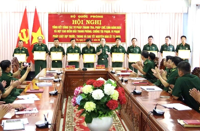 Biên phòng Bến Tre trao khen thưởng trong phá chuyên án tổ chức mua bán người trên biển Thủ đoạn của các đối tượng là lừa gạt không trả tiền công lao động, chiếm đoạt tiền công, hưởng lợi tiền công của người lao động và dùng vũ lực, đe doạ dùng vũ lực bắt ép người lao động làm việc trên tàu cá. Ngày 21-3, Bộ Chỉ huy Bộ đội Biên phòng (BĐBP) tỉnh Bến Tre tổ chức Hội nghị tổng kết và trao khen thưởng cho các tập thể, cá nhân trong tham gia chuyên án đấu tranh, triệt phá đường dây, tổ chức mua bán người trên biển. Hội nghị này diễn ra nhân dịp Hội nghị trực tuyến tổng kết công tác tư pháp, thanh tra, pháp chế, 1389 năm 2024 và đợt cao điểm đấu tranh phòng, chống tội phạm, vi phạm pháp luật dịp trước, trong và sau Tết nguyên đán Ất Tỵ - 2025 do Bộ Quốc phòng tổ chức. Kết thúc chuyên án, Bộ Chỉ huy BĐBP tỉnh Bến Tre đã khen thưởng đột xuất cho 1 tập thể là tàu BP-16-04-01 thuộc Hải đội Biên phòng 2 (Bộ Chỉ huy BĐBP tỉnh Bến Tre) và 5 cá nhân gồm: Các trinh sát nội biên, Trinh sát đặc nhiệm, Trinh sát kỹ thuật (thuộc Phòng phòng chống ma túy và tội phạm thuộc Bộ Chỉ huy BĐBP tỉnh Bến Tre); nhân viên Hàng hải thuộc Hải đội Biên phòng 2; nhân viên Đội phòng chống ma túy và tội phạm Đồn Biên phòng Hàm Luông (Bộ Chỉ huy BĐBP tỉnh Bến Tre). Ngoài ra, Bộ Chỉ huy BĐBP tỉnh Bến Tre cũng đề xuất UBND tỉnh khen thưởng cho 1 tập thể, 4 cá nhân; đề nghị về Bộ Tư lệnh BĐBP khen thưởng 2 tập thể, 4 cá nhân có thành tích xuất sắc, đột xuất trong đấu tranh với tội phạm mua bán người.. Trước đó, ngày 29-5-2024, Bộ Chỉ huy BĐBP tỉnh Bến Tre nhận được đơn tố giác tội phạm của ông Phạm Thành N (37 tuổi, ngụ tại ấp Vĩnh Hoà 4, xã Vĩnh Hoà Hưng Nam, huyện Gò Quao, tỉnh Kiên Giang) tố giác ông K (chưa rõ lai lịch) đã lừa dối, đe dọa dùng vũ lực, bắt ép ông N phải làm việc trên tàu cá BT-93245-TS. Sau khi tiến hành thu thập tài liệu, chứng cứ, cơ quan BĐBP tỉnh Bến Tre xác định vụ việc phức tạp liên quan đến nhiều đối tượng ở các tỉnh Bến Tre, Cà Mau, Kiên Giang và Bà Rịa - Vũng Tàu thực hiện hành vi tuyển mộ, vận chuyển, chứa chấp, chuyển giao người đi lao động cho các tàu cá trên biển. Thủ đoạn của các đối tượng là lừa gạt không trả tiền công lao động, chiếm đoạt tiền công, hưởng lợi tiền công của người lao động và dùng vũ lực, đe doạ dùng vũ lực bắt ép người lao động làm việc trên tàu cá. Bộ Chỉ huy BĐBP tỉnh Bến Tre đã quyết định thành lập Ban Chuyên án, phối hợp với Cục Phòng, chống ma tuý và tội phạm, BĐBP và lực lượng phòng chống ma túy và tội phạm các tỉnh Bạc Liêu, Kiên Giang, Cà Mau, Bà Rịa – Vũng Tàu, áp dụng nhiều biện pháp nghiệp vụ, qua đó đã xác định được 15 đối tượng có liên quan đến vụ án và 9 nạn nhân nghi bị mua bán. Qua xác minh, các cơ quan chức năng xác định hành vi tuyển mộ, chuyển giao người, nhận tiền của các đối tượng được thực hiện trên địa bàn huyện Đông Hải, tỉnh Bạc Liêu. Từ đó đơn vị Phòng phòng, chống ma túy và tội phạm báo cáo đề xuất Chỉ huy trưởng BĐBP tỉnh Bến Tre chuyển hồ sơ, kiến nghị BĐBP tỉnh Bạc Liêu khởi tố vụ án hình sự “Mua bán người”. Ngày 29-9-2024, Chỉ huy trưởng BĐBP tỉnh Bạc Liêu đã khởi tố vụ án hình sự “Mua bán người” và đã chuyển vụ án đến Cơ quan CSĐT Công an tỉnh Bạc Liêu để tiếp tục điều tra theo thẩm quyền. Theo Bộ Chỉ huy BDDBP tỉnh Bến Tre, kết quả chuyên án đã kịp thời phát hiện, ngăn chặn đấu tranh với tội phạm mua bán người góp phần bảo đảm an ninh, trật tự và phục vụ tốt nhiệm vụ quản lý, bảo vệ vững chắc chủ quyền, an ninh biên giới biển của tỉnh. ĐÔNG HÀ