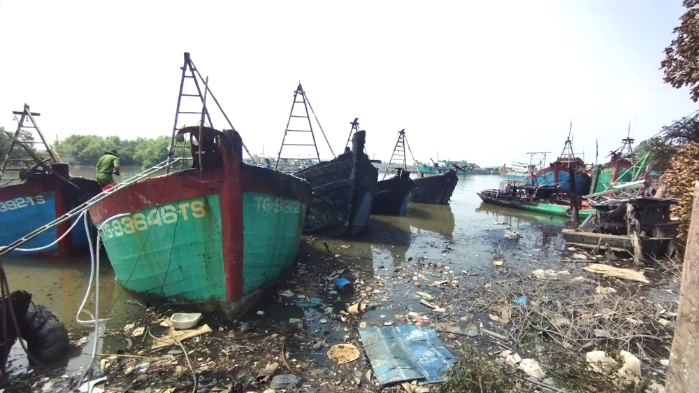 Thị trấn Vàm Láng cháy 5 tàu cá thiệt hại hàng tỉ đồng