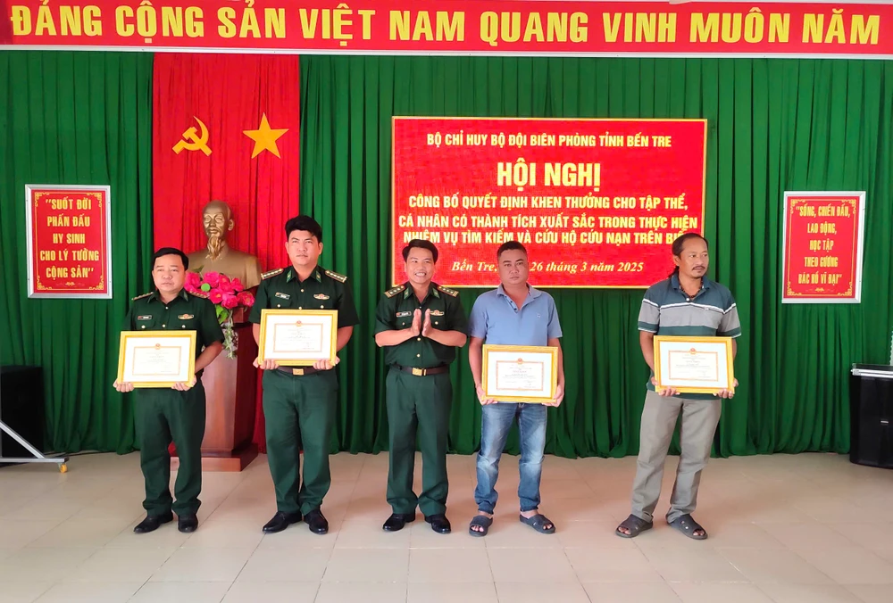 Khen thưởng cá nhân cứu kịp thời 4 ngư dân bị chìm tàu cá trôi dạt trên biển