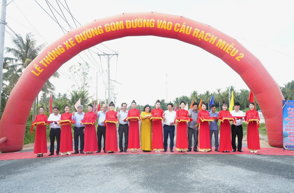 Bến Tre: Lễ thông xe đường gom vào cầu Rạch Miễu 2 hơn 1.158 tỉ đồng