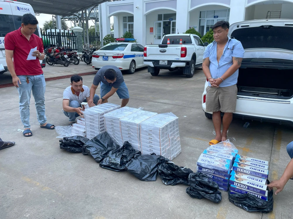 Chặn bắt tài xế điều khiển ô tô chở gần 3.000 bao thuốc lá điếu nhập lậu khi vừa ra khỏi cao tốc