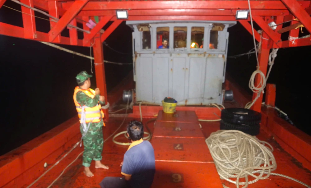 Đồn Biên phòng Hàm Luông tuần tra phát hiện 2 tàu cá đánh bắt sai vùng biển quy định. Ảnh: BĐBP
