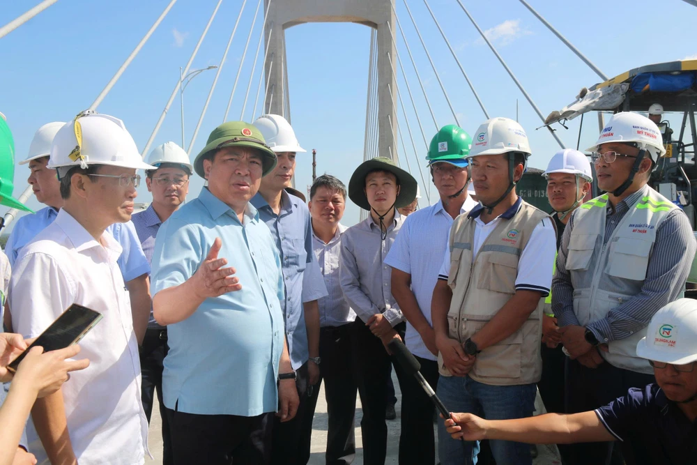 Bộ trưởng Bộ Xây dựng thăm dự án cầu Rạch Miễu 2 sắp hoàn thành đưa vào khai thác