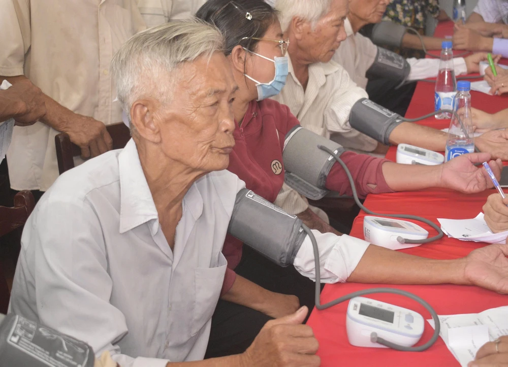 Vĩnh Long: Khám chữa bệnh và tặng 1.700 suất quà đến với người có công tại xã Đồng Khởi