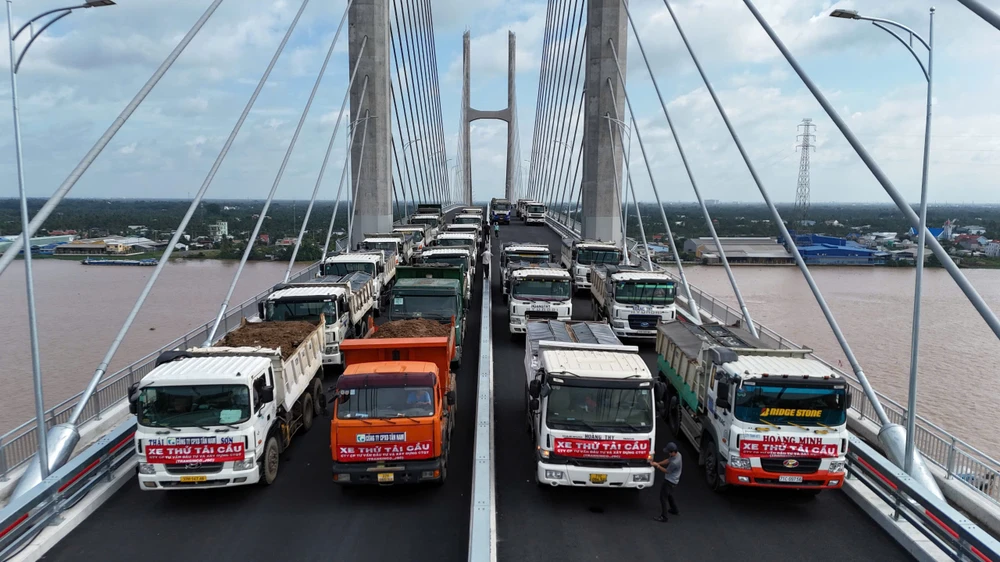 Thử tải cầu Rạch Miễu 2