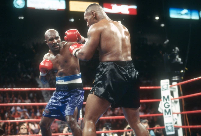 Mike Tyson thượng đài ở tuổi 53 và kẻ thách đấu Holyfield ảnh 2
