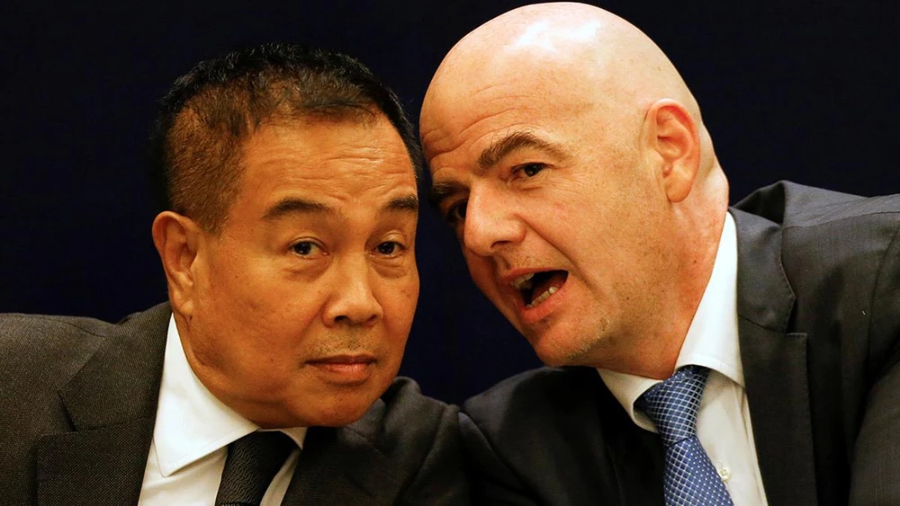 Chủ tịch LĐBĐ Thái Lan, ông Somyot và Chủ tịch FIFA, ông Gianni Infantino. Ảnh: GETTY IMAGES