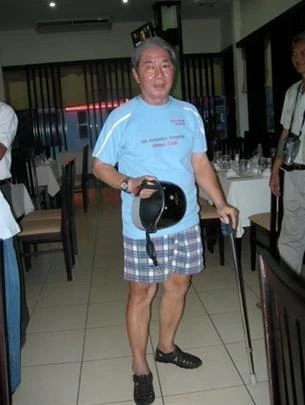 Sau lần tai biến lần 1 ông Tư vẫn còn chống gậy đi lại thăm anh em, bạn bè, nói chuyện bóng đá. Ảnh: SỸ HUYÊN