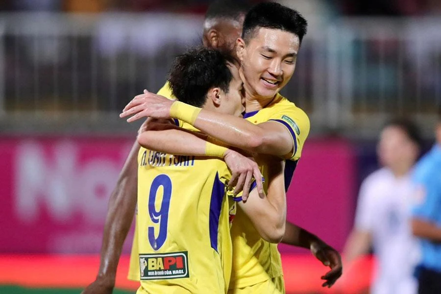 Văn Toàn nâng tỉ số lên 2-0 ở phút 60 thì gương mặt của HLV Kiatisak mới giãn ra phần nào.