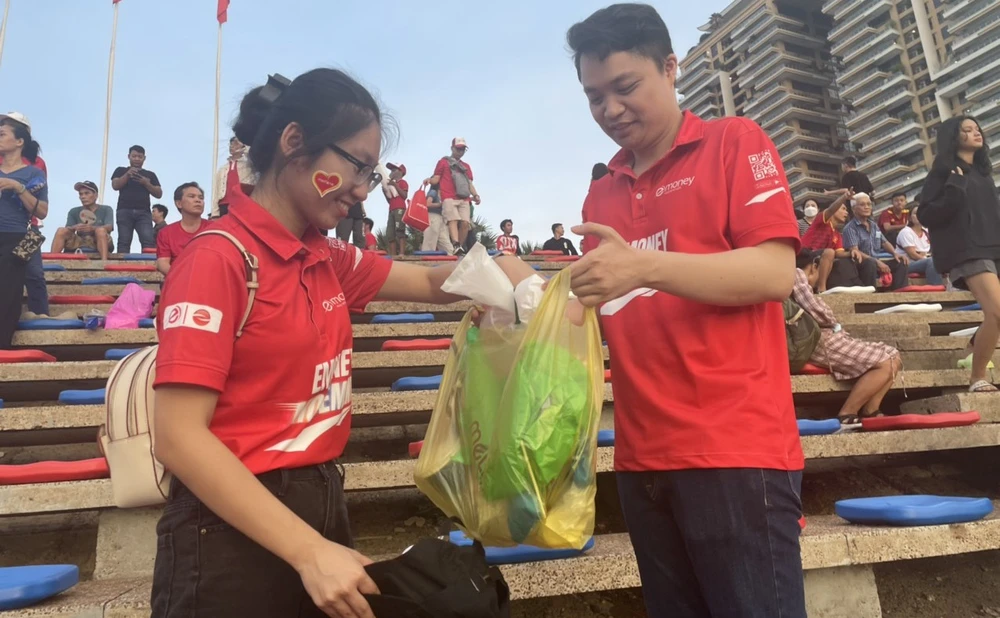 Tô Thái Sơn rất ga-lăng hỗ trợ Nguyễn Hồng Nhung dọn rác sạch nhẵn mới thôi.