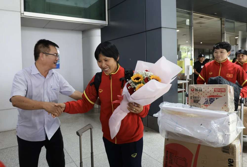 Ông Đào Huy Hùng phụ trách bộ môn bóng đá nữ TP.HCM ra tận sân bay đón nữ trợ lý Kim Chi cùng các tuyển thủ của CLB TP.HCM đóng góp quân số đông nhất trên tuyển ở World Cup.