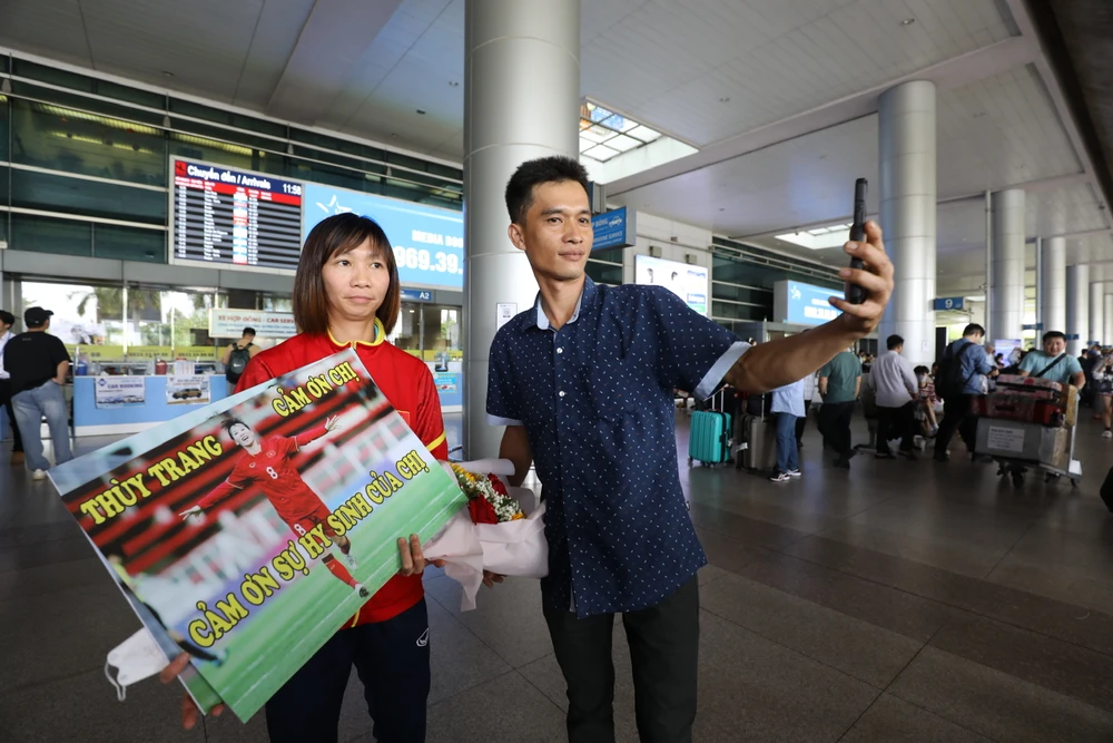 Người hâm mộ bóng đá nữ Việt Nam đón các tuyển thủ phía Nam đã gửi lời cảm ơn đến Thùy Trang về sự hy sinh trong suốt hơn 10 năm qua cùng góp công với đồng đội mang về nhiều chiến tích.